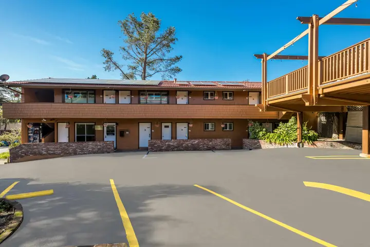 The inn's parking lot in front of the two-story building, with the sun deck on the right