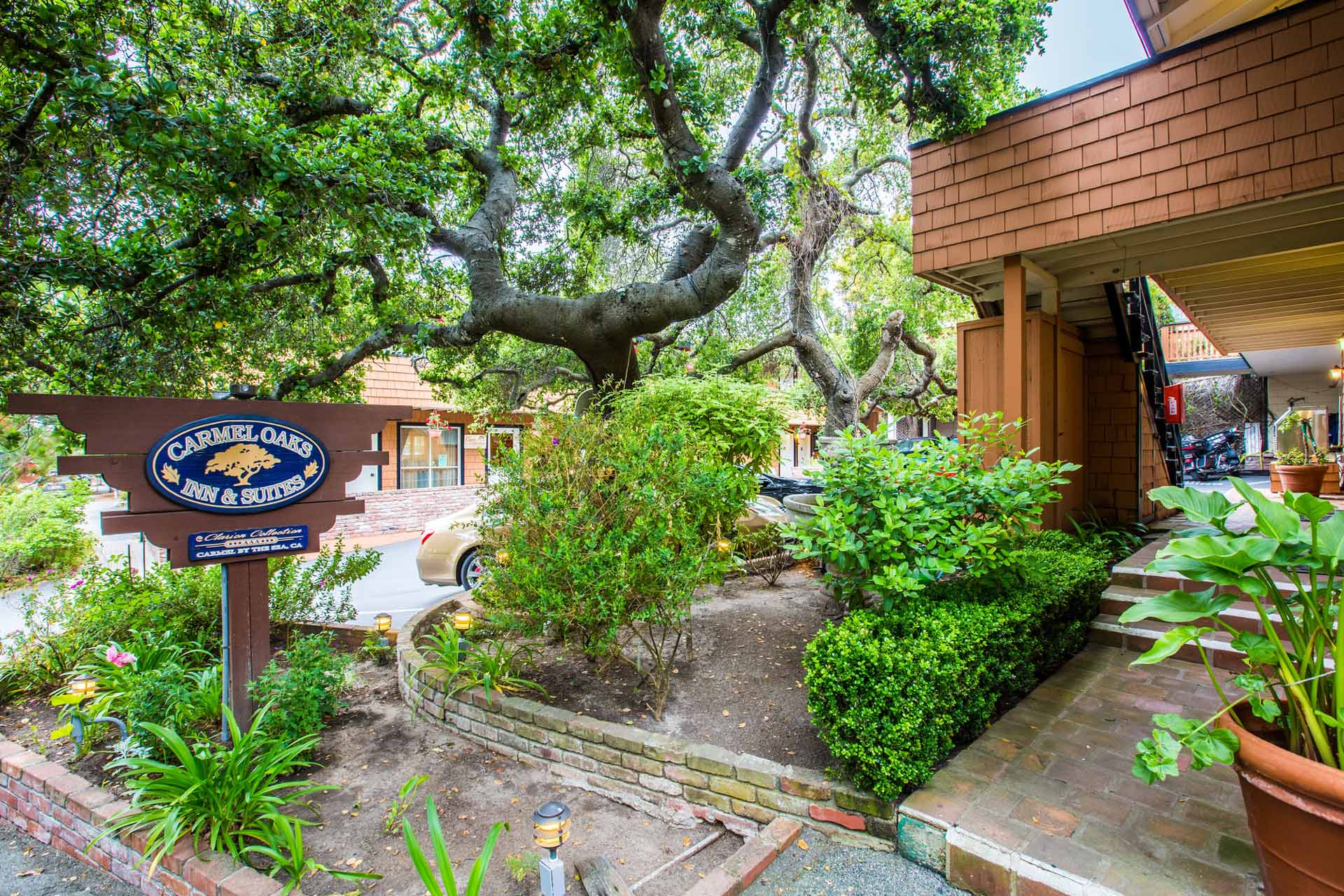 Carmel Oaks Inn & Suites by Clarion Collection - Hotel in Monterey, CA
